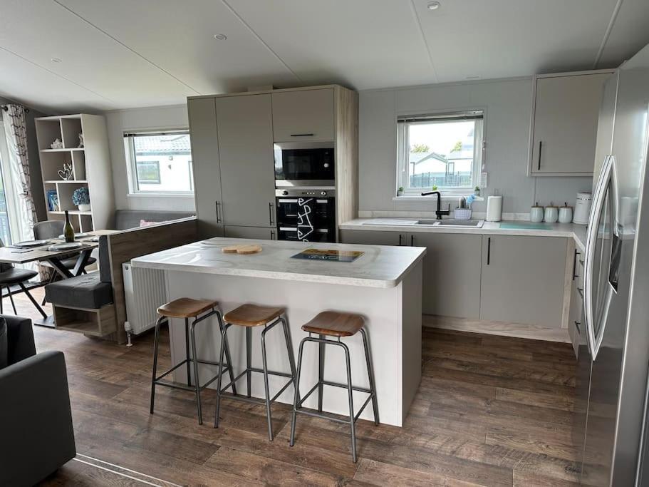 Modern Lodge With Amazing Views New Quay Exteriér fotografie
